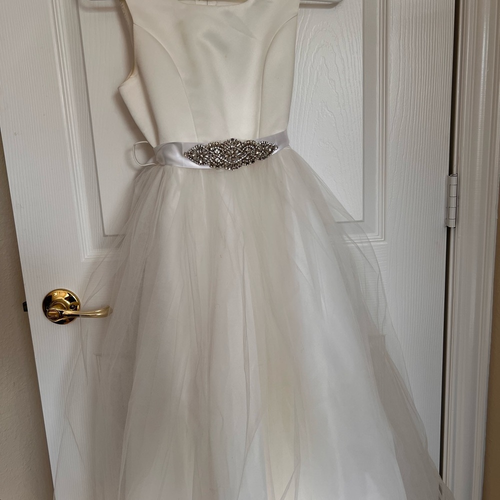 Elegant White Kids Dress with Embellished Waist